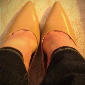 BCBG Leather Pumps Camel